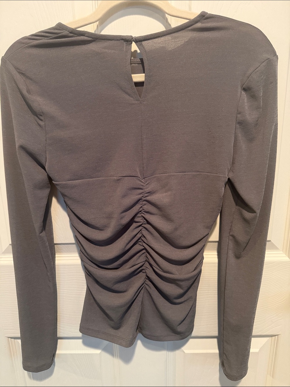ASTR Gray Long Sleeve Ruched Front Top - Picture 4 of 6